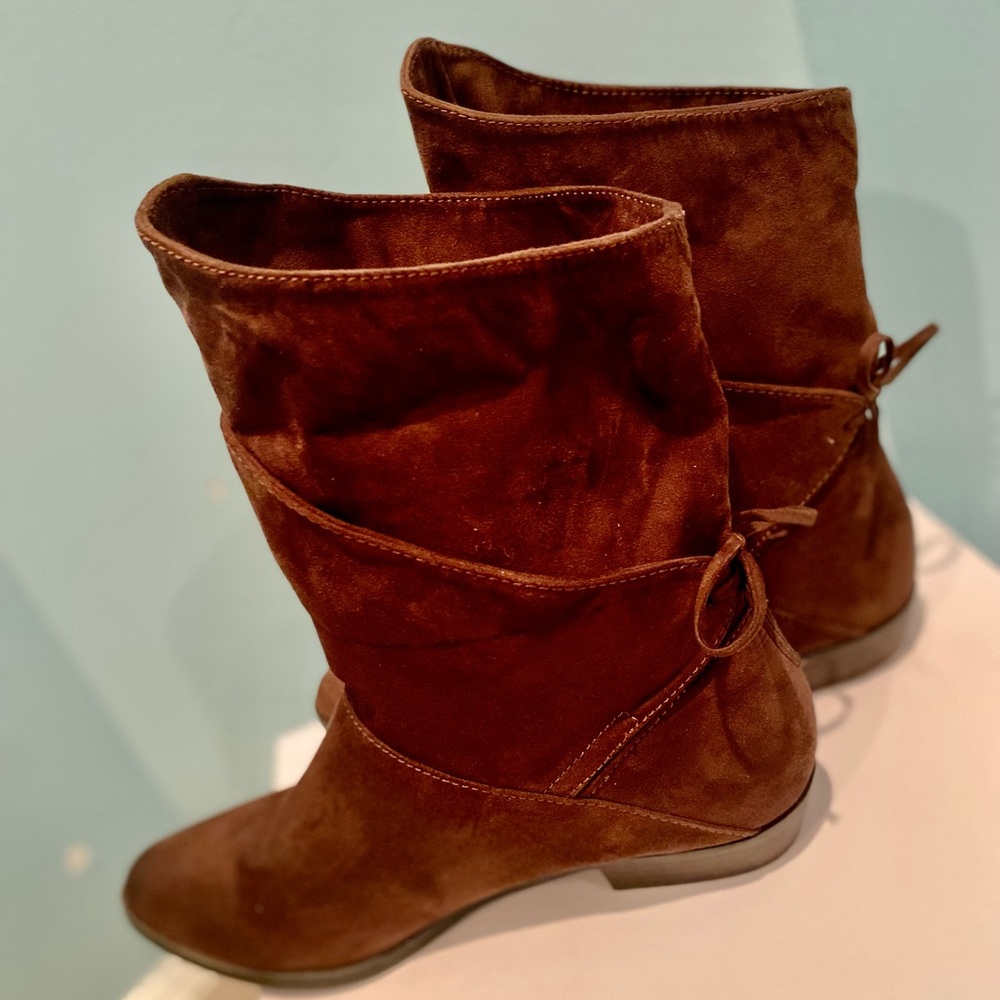 Boots - Picture 3 of 10